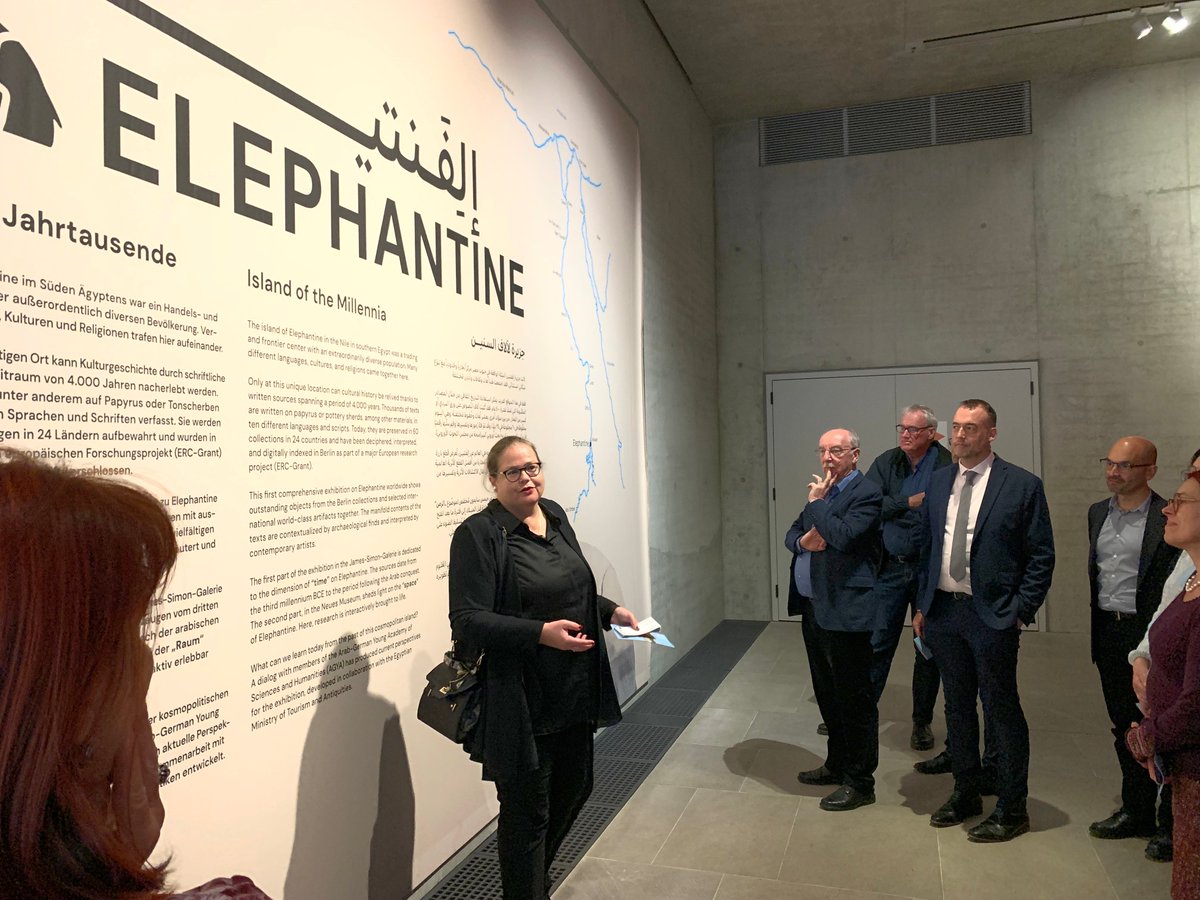Eine Woche vor Abschluss der erfolgreichen Elephantine-Ausstellung führt Kuratorin <a href="/LepperVerena/">Verena Lepper</a> das Scientific Council des <a href="/ERC_Research/">European Research Council (ERC)</a> durch die Ausstellung. Dank des ERC-Grants konnten die Elephantine-Texte digital erschlossen werden: smb.museum/museen-einrich…