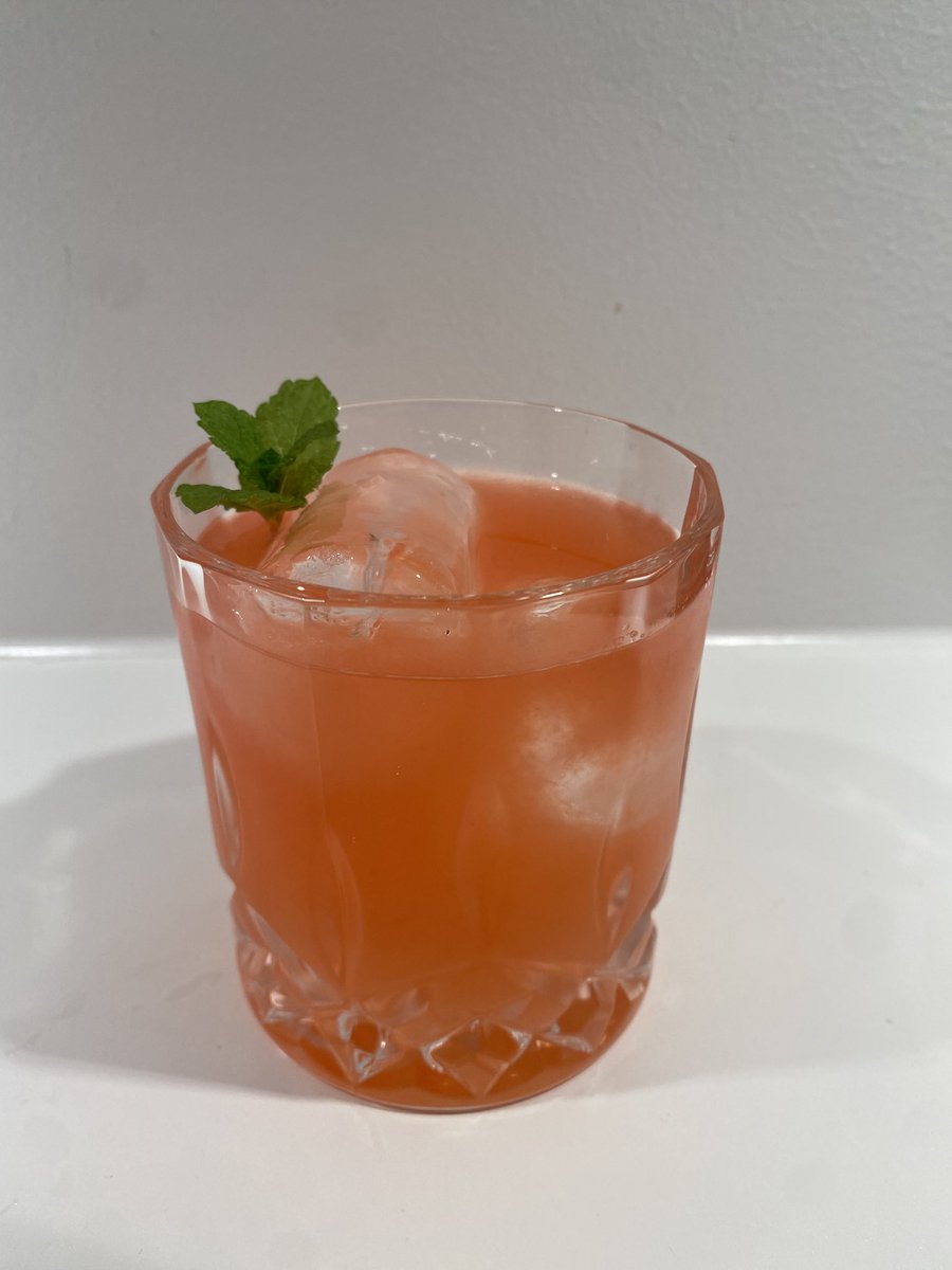 Nicklasszn's tweet photo. Gin, shaket med frisk mynte, lime og hindbær toppet med tonic! 🍹

- dejlig start på weekenden 😋 https://t.co/NULO40THHC