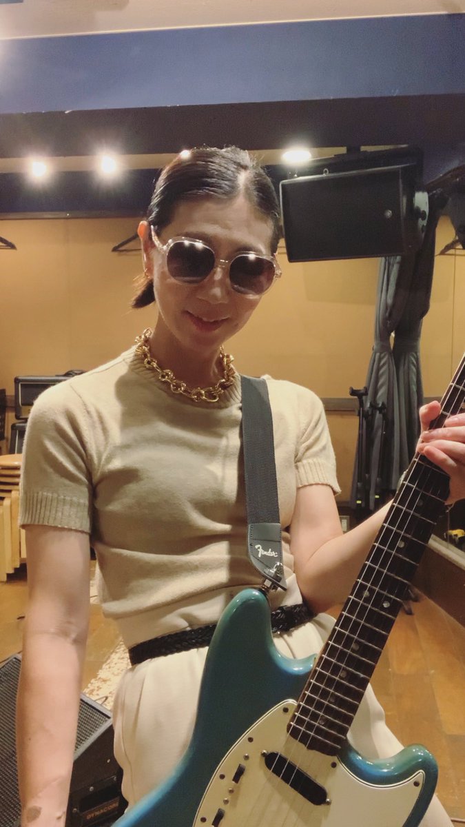 askfyfy's tweet image. めっちゃベージュですね、ありがとうございます🍁😆
#fallfasion  #beige #neutralcolor #falloutfit #elegant #musician #singer #guitarist