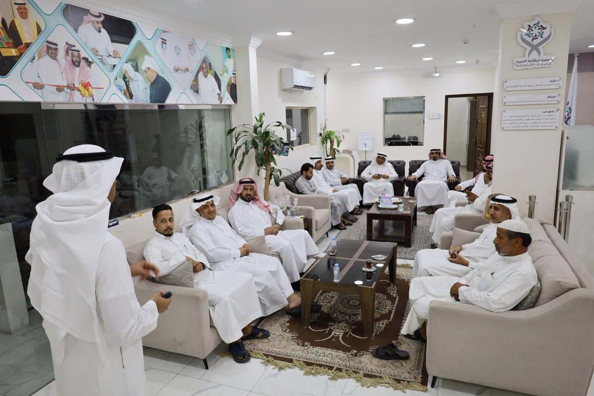 مساء يوم الاثنين ليلة الثلاثاء ١٤٤٦/٠٤/١١ تم اللقاء التوعوي في جنبات جمعية البطالية للخدمات الأجتماعية بعنوان غسل الاموال وتمويل الارهاب وبحضور رئيس مجلس الادارة واعضاء المجلس والادارة التنفيذية .. اتسم اللقاء بالتفاعل والحيوية والاثراء بالمعلومات .
تم تناول عدد من المحاور القيمة