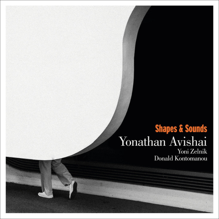 💿DISQUE DU JOUR💿

Yonathan Avishai - Shapes And Sounds

Yonathan Avishai, c'est le feu sous la glace : l'un des pianistes les plus poétiques de sa génération, qui revient avec son trio pour un disque d'une délicatesse folle.