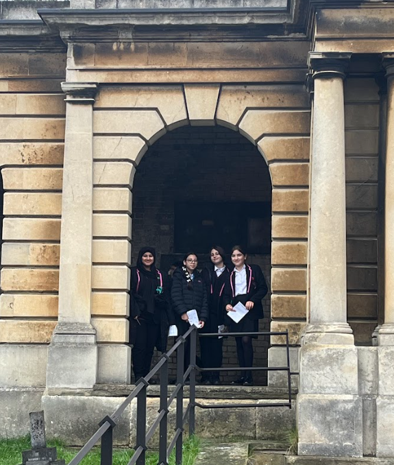 FulhamCross's tweet photo. Exploring the Gothic charm of West London! Our students on a fascinating field trip, surrounded by history and atmosphere, bringing their lessons to life. 🌿✨ #GothicLondon #FulhamCross #LearningBeyondTheClassroom https://t.co/5a6Ev0NJA7