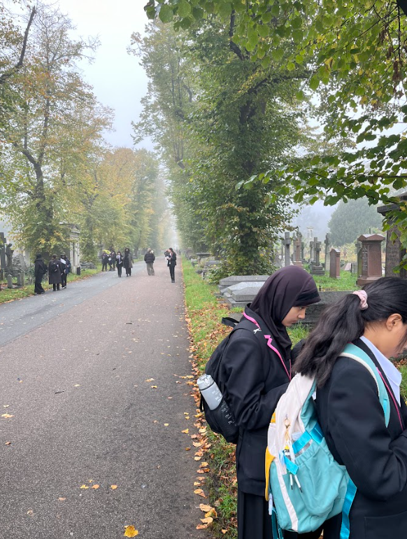 FulhamCross's tweet photo. Exploring the Gothic charm of West London! Our students on a fascinating field trip, surrounded by history and atmosphere, bringing their lessons to life. 🌿✨ #GothicLondon #FulhamCross #LearningBeyondTheClassroom https://t.co/5a6Ev0NJA7