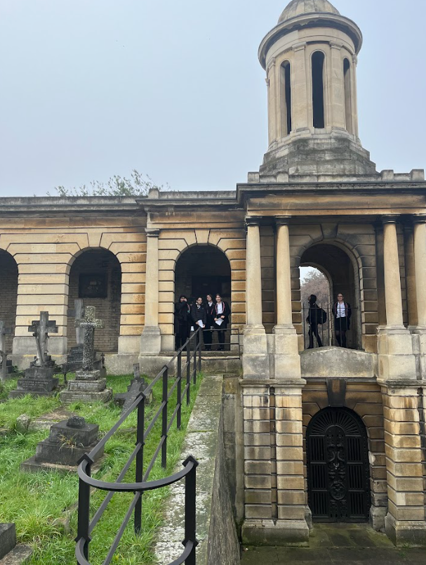 FulhamCross's tweet photo. Exploring the Gothic charm of West London! Our students on a fascinating field trip, surrounded by history and atmosphere, bringing their lessons to life. 🌿✨ #GothicLondon #FulhamCross #LearningBeyondTheClassroom https://t.co/5a6Ev0NJA7