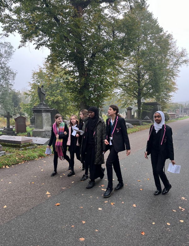 FulhamCross's tweet photo. Exploring the Gothic charm of West London! Our students on a fascinating field trip, surrounded by history and atmosphere, bringing their lessons to life. 🌿✨ #GothicLondon #FulhamCross #LearningBeyondTheClassroom https://t.co/5a6Ev0NJA7