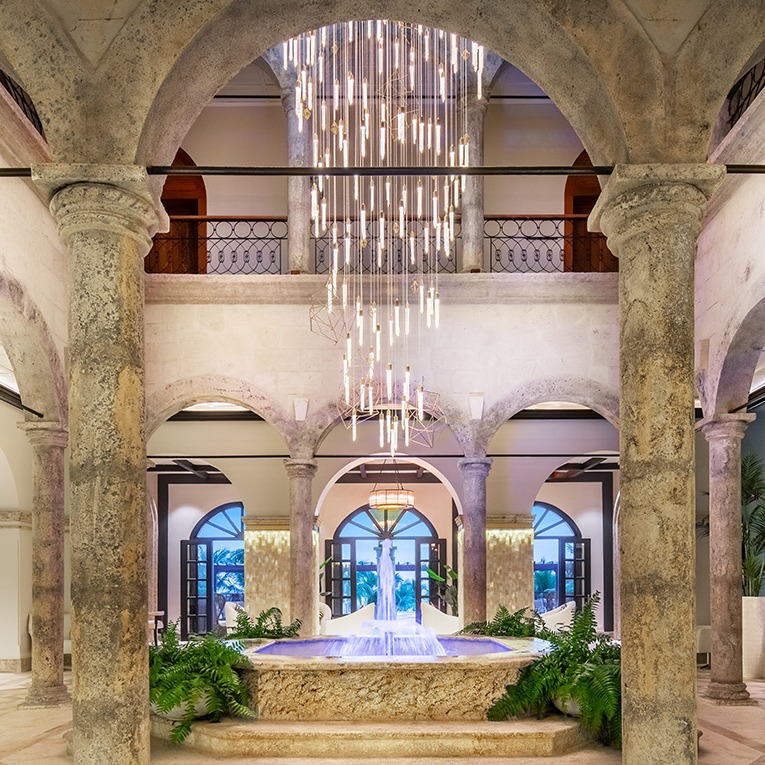 Otro estupendo espacio del Hotel Sanctuary CapCana, donde la lámpara central sobre la fuente acapara todas las miradas. 

Image by c2a.studio
🌍 carrillo.es