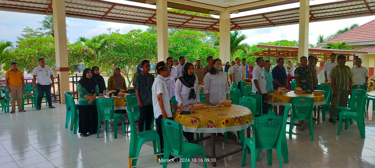 Trd0902's tweet photo. Pendim0902BERAU - Kekerasan terhadap perempuan dan anak merupakan persoalan serius, untuk Atasi permasalahan ini Babinsa Koramil 09/Biatan Sertu Aidil ikut berpartisipasi dalam Giat sosialisasi dan advokasi, bertempat di Pendopo Kantor Camat Biatan Kab. Berau. Rabu (16/10/2024). https://t.co/LltM6JFE0s