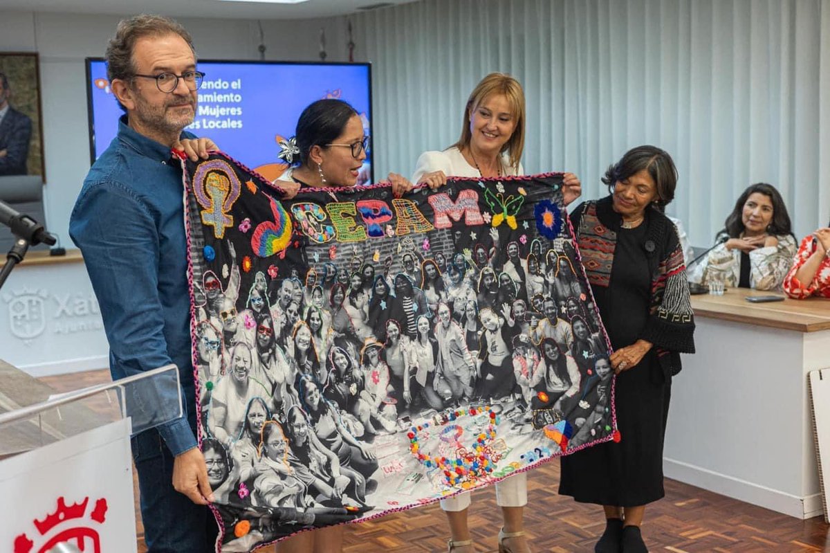 👥L’acte va comptar amb la participació de <a href="/AnguloXelo/">Xelo Angulo</a>, presidenta <a href="/fonsvalencia/">Fons Valencià per la Solidaritat</a>; <a href="/PedroCarceller/">Pedro Carceller</a>, director general Inclusió i Cooperació al Desenvolupament <a href="/generalitat/">Generalitat</a>; <a href="/rogerxativa/">Roger Cerdà i Boluda</a>, alcalde <a href="/Xativa/">Ajuntament de Xàtiva</a>; Lily Rodríguez, presidenta <a href="/CEPAMQuito/">CEPAM Quito</a>; i 6 dones edils l’Equador