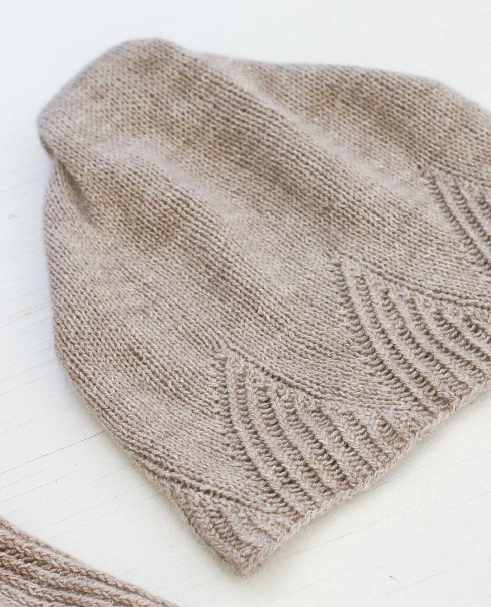 The Peak Hat.

Fresh from the Shibui archive, this clever design w/ grafted loop gives you a way to hang your hat. 

Kits include 2 skeinsTosh Pebble + pattern. Pictured in Antique Lace and available in lots of fab colors.

madelinetosh.com/collections/to…