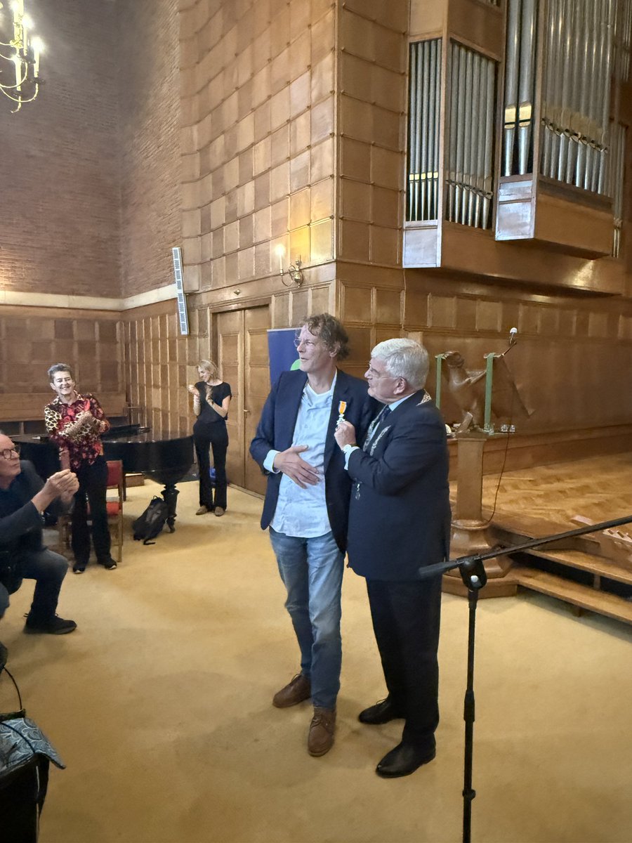 Trots op onze lieve vriend <a href="/WillemJelleBerg/">Willem Jelle Berg</a> die vandaag uit handen van burgemeester Jan van Zanen een Koninklijke onderscheiding heeft gekregen. Veel gedaan voor samenleving, vakbonden, politiek en kerk.