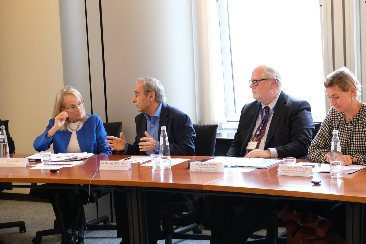 ESWInfluenza's tweet photo. ESWI Member @GeorgeKassianos participated in the #EUFluDay at the @Europarl_EN, highlighting the importance of vaccines against #influenza #COVID19 & #RSV and underlining importance of data surveillance and digitalisation in achieving 75% vaccination uptake for all three viruses. https://t.co/56Gtq4gQQ7