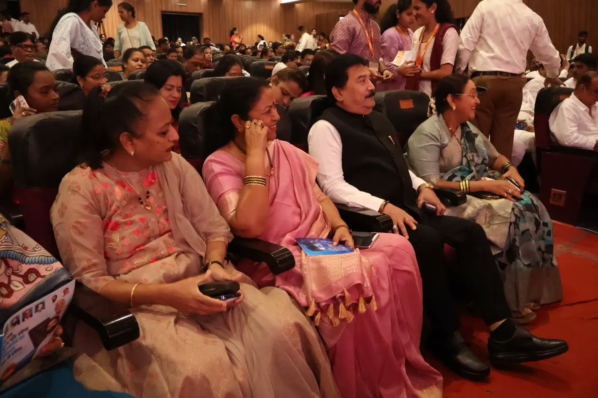 iYashwantJadhav's tweet photo. महाराष्ट्र विधानसभा निवडणूक आता अवघ्या महिनाभरावर आली आहे. त्या संदर्भात शिवसेनेच्या मुंबईतील पदाधिकाऱ्यांची बैठक दादर येथील शिवाजी मंदिर येथे घेण्यात आली. या बैठकीत खासदार डॉ श्रीकांत शिंदे यांनी पदाधिकाऱ्यांना मार्गदर्शन केले. शिवसेनाप्रमुख हिंदुहृदयसम्राट वंदनीय बाळासाहेब ठाकरे यांना अपेक्षित असलेले काम आपले सरकार करीत आहे, सरकारच्या विविध योजना जनसामान्यांपर्यंत पोहोचावा असे आवाहन त्यांनी केले. विधानसभा निवडणुकीत एकजुटीने काम करून यश खेचून आणण्याचा निर्धार जमलेल्या शिवसेना पदाधिकाऱ्यांनी व्यक्त केला. यावेळी शिवसेनेचे नेते, उपनेते, प्रवक्ते मुंबईतील खासदार, आमदार, पदाधिकारी, महिला आघाडी यांच्यासह कार्यकर्ते मोठ्या संख्येने उपस्थित होते.

#ShivSena #शिवसेना #CMOMaharashtra #CMEknathShindeCM #drshrikantshinde #yaminijadhav #yashwantjadhav #shivsenamaharashtra #mumbai #maharashtra

@CMOMaharashtra
@Shivsenaofc
@DrSEShinde
@mieknathshinde
@YaminiYJadhav
@milinddeora