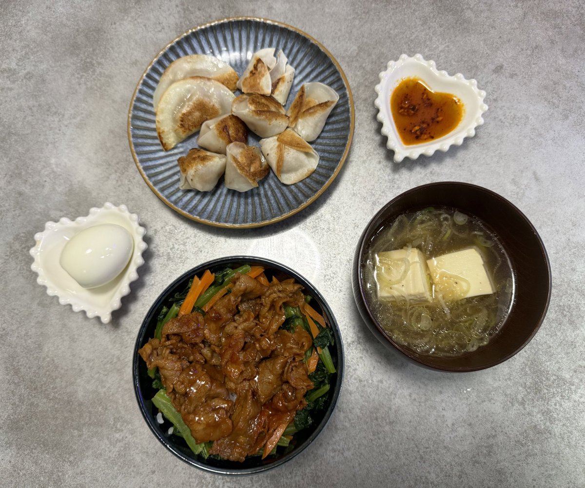 AyaSyoji's tweet photo. ビビンバとえのき餃子とネギと豆腐のヘルシースープ🥢
今は生卵が食べれないからゆで卵🥹💦
ビビンバ旦那さんに好評でした🫶🏽ふふ https://t.co/K7zHK7U5wk