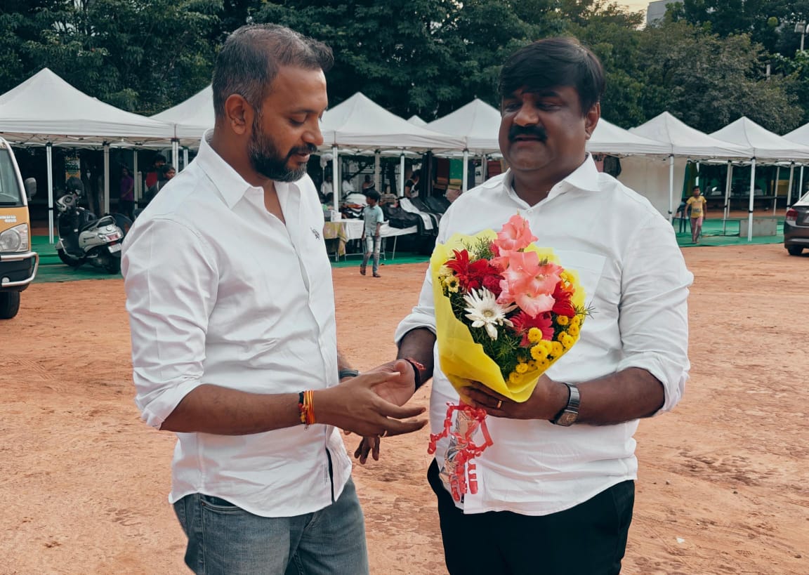 SandeepForYours's tweet photo. ಬ್ಯಾಟರಾಯನಪುರದ ಕ್ಷೇತ್ರದ ಬಿಜೆಪಿ ನಾಯಕರು ಹಾಗೂ ರಾಜ್ಯ ಬಿಜೆಪಿ ಕಾರ್ಯದರ್ಶಿಗಳಾದ ತಮ್ಮೇಶ ಗೌಡ ರವರನ್ನು ಬೇಟಿ ಮಾಡಿ ಅವರು ಆಯೋಜಿಸಿರುವ ದಸರಾ ಉತ್ಸವಕ್ಕೆ ಶುಭ ಕೋರಿದ ಚಿಕ್ಕಬಳ್ಳಾಪುರದ ಯುವ ಮುಖಂಡರಾದ ಸಂದೀಪ್ ರೆಡ್ಡಿ ರವರು.
#SandeepReddyForPeople #SRTeam #BSCT #SRFP #SandeepReddy #chikkaballapura #TrendingNow https://t.co/KX28QQenq7