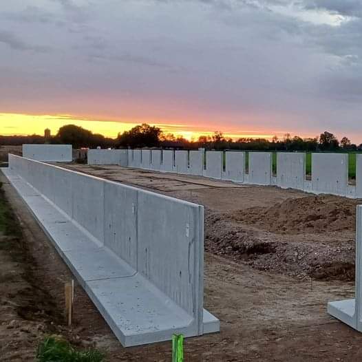 De opening van de Zonvarkenstal in Sinderen is nog maar net achter de rug of nog geen 2km verderop wordt gestart met de bouw van de volgende.
De fam. Ten Have heeft op hun bedrijf 'De Biezenpol' melkvee en vleesvarkens. De vleesvarkens worden hier ingeruild voor Zonvarkens