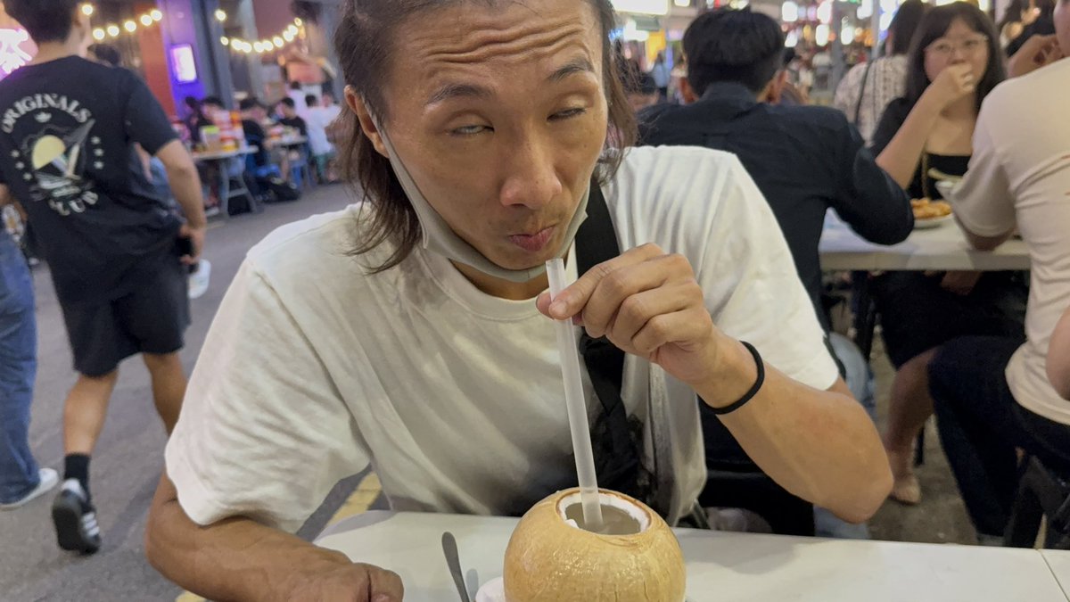 maneater_dgr's tweet photo. シンガポールの路面店でスイーツ。
めっちゃ映えるわ〜〜〜ええわ〜〜〜〜 https://t.co/PAqtQ0q5pw