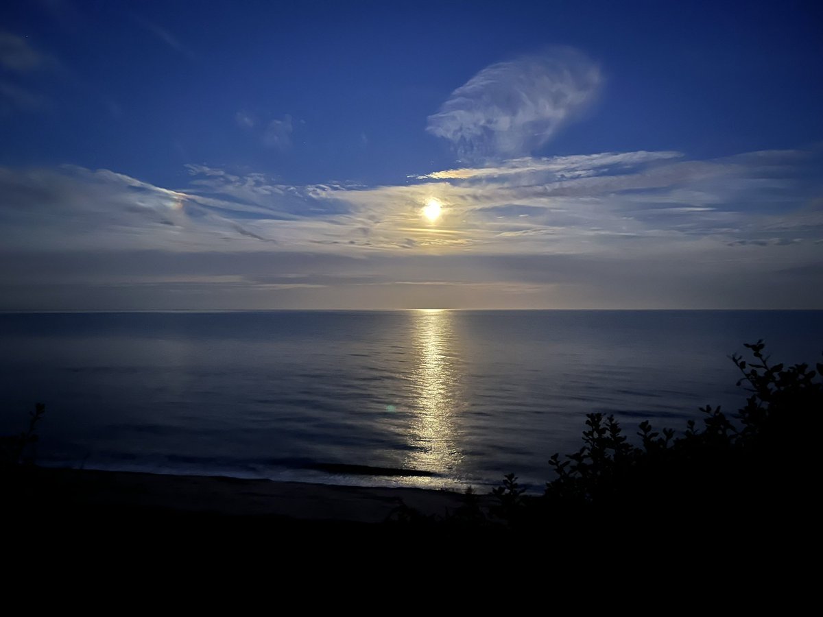 JudithASmith's tweet photo. Last nights Hunter supermoon over the sea at Dunwich…..👌 https://t.co/2Jj4wx5JgN