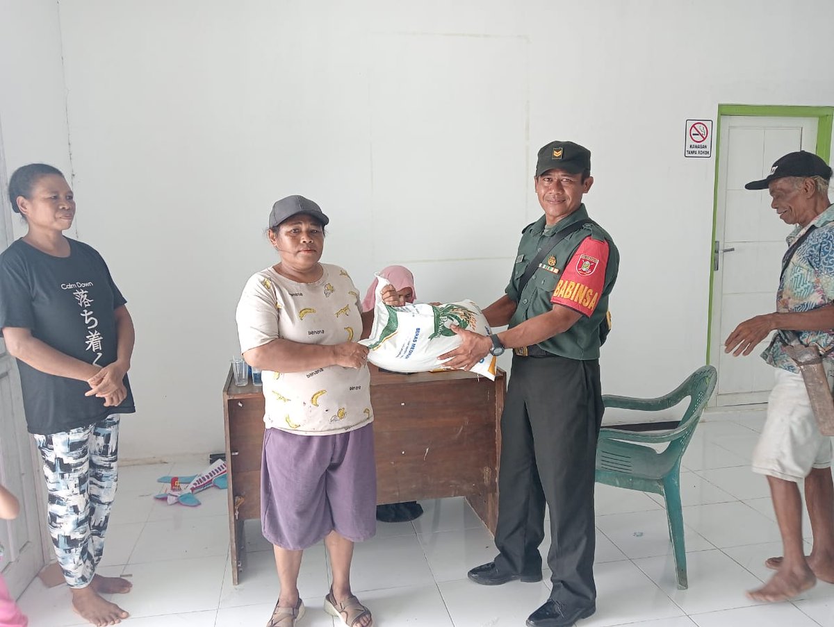 Trd0902's tweet photo. Pendim0902BERAU - Dalam rangka Dukung masyarakat kurang mampu, Babinsa Koramil 07/Talisayan Kodim 0902/Berau Sertu Iwan Tulisanto, aktif Dampingi dan Distribusikan beras dari Bulog kepada 107 warga, bertempat di Kantor Kp. Bumi Jaya Kec. Talisayan Kab. Berau. Rabu (17/10/2024). https://t.co/bE4PN3hOmQ