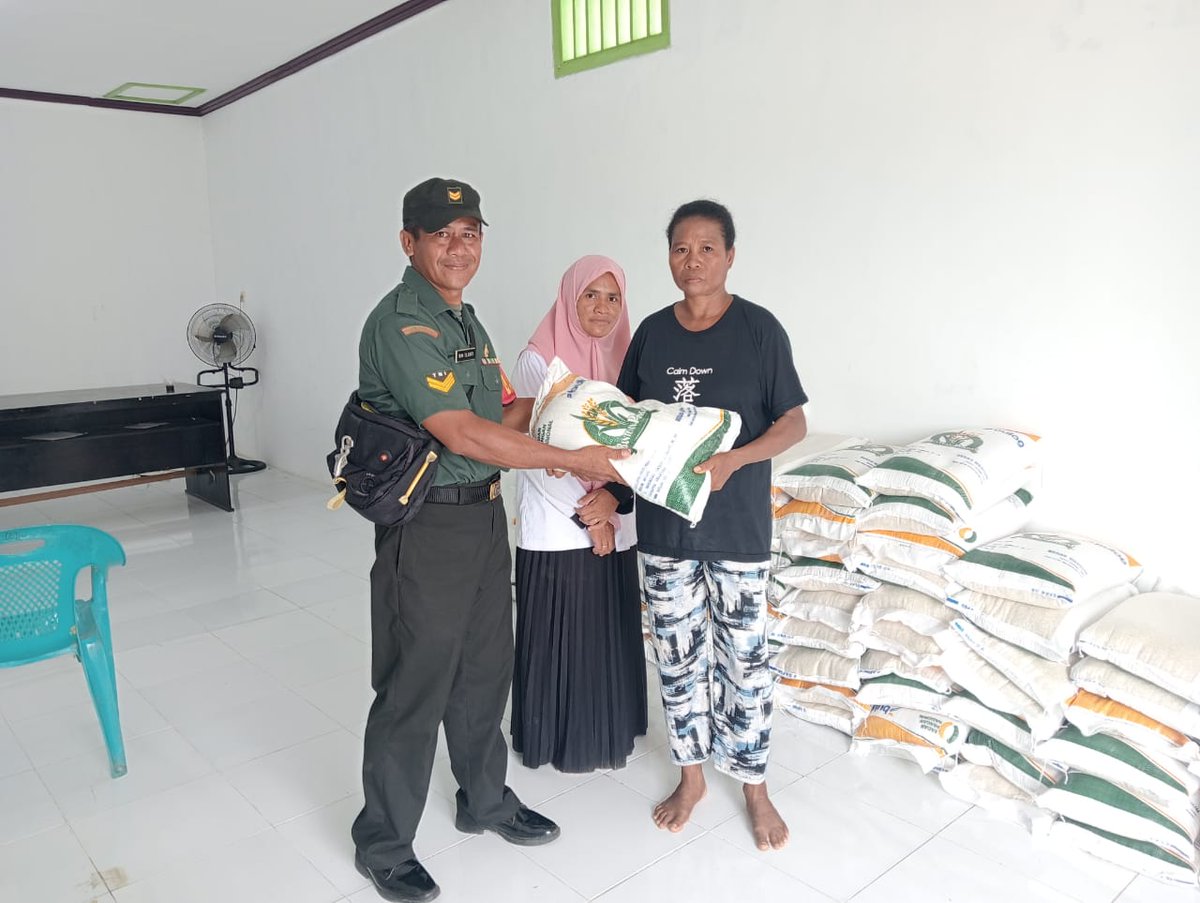 Trd0902's tweet photo. Pendim0902BERAU - Dalam rangka Dukung masyarakat kurang mampu, Babinsa Koramil 07/Talisayan Kodim 0902/Berau Sertu Iwan Tulisanto, aktif Dampingi dan Distribusikan beras dari Bulog kepada 107 warga, bertempat di Kantor Kp. Bumi Jaya Kec. Talisayan Kab. Berau. Rabu (17/10/2024). https://t.co/bE4PN3hOmQ