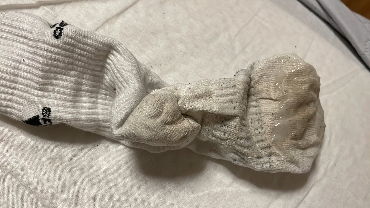 Wer will die vollgewixxte Socke haben? 4 Tage getragen😈 Sei schnell Sklave ;)

#geldsklave #zahlschwein #cashmaster #zahlsklave #findom #paypig #geldherr #alpha #feetdom #füße #master #getragenesocken #smellyfeet