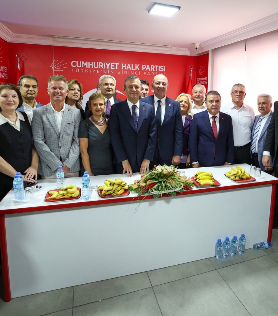 bosunatiklama's tweet photo. Özgür Özel, Antalya'da Çekirdeksiz Nar ve Tropikal Meyve festivaline katıldı. https://t.co/HffwPmQC69
