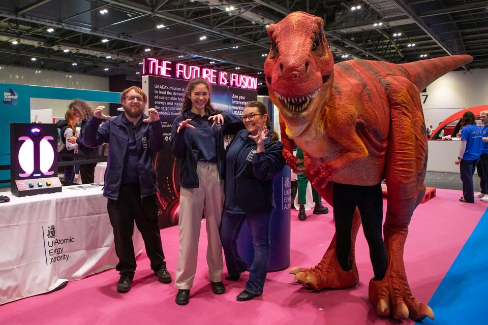 UKAEAofficial's tweet photo. New Scientist Live (@newscievents) gave UKAEA a great opportunity to update the public on the latest developments in fusion energy. There was massive interest shown in fusion, robotics, and engineering, with our team being incredibly happy to help educate and inform… 😊 https://t.co/jownVvKGtE