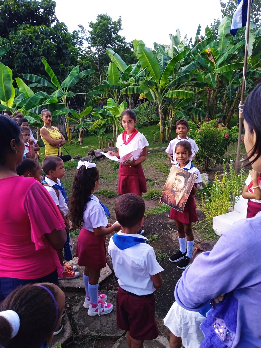 Los educandos de segundo grado realizan su matutino en conmemoración a la jornada Camilo_Ché.<a href="/CubaMined/">MINED</a> <a href="/dpeStgo/">DGE Santiago de Cuba</a> <a href="/SantiagodeCuba/">Santiago de Cuba</a> <a href="/dmeguama/">Dirección Municipal de Educación Guamá</a> #guama
