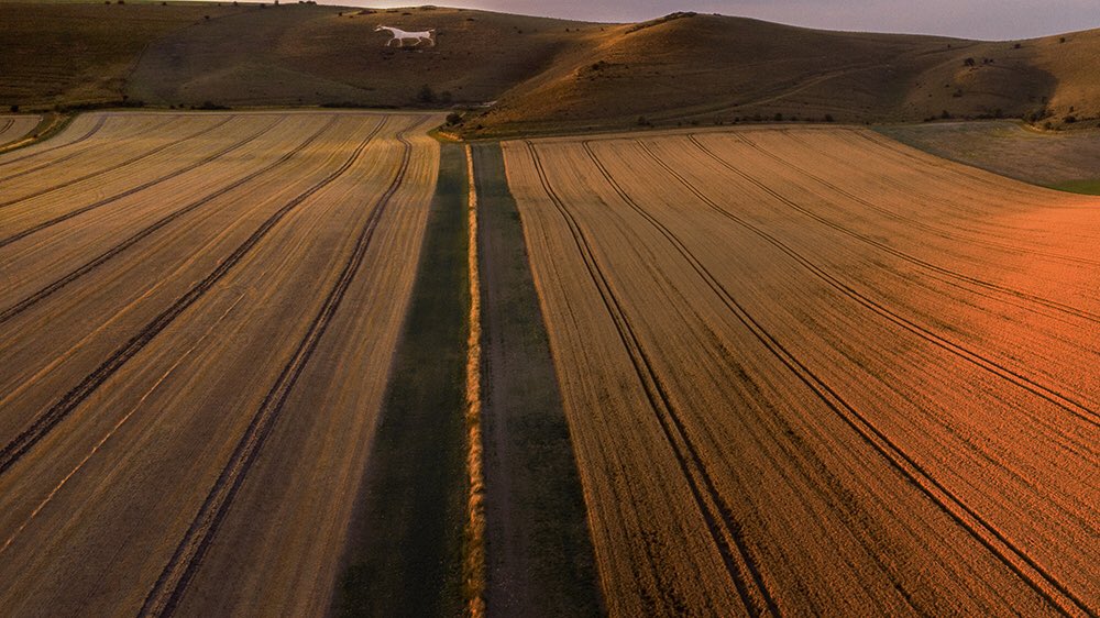Robgreg8's tweet photo. Looking towards Alton Barnes White Horse a few months back 
#wiltshire https://t.co/sdiI3tzZje