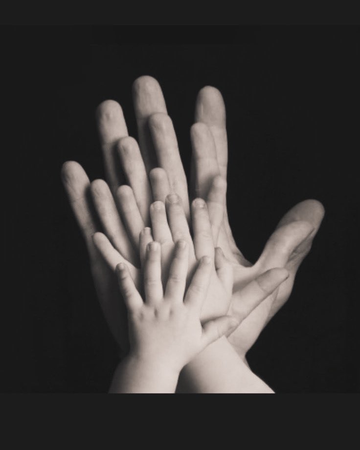 O küçücük elleri ve yaşam hakkını koruyacak emanet eller, kötü olmuşlar…
Ahhh kuzular melek olmuşlar…
Artık aklım almıyor, nasıl bir zamana denk geldik…
Sanırım bir yemin etmiştik, biz…
Yaşamın kutsallığı üzerine…
*
#bebek #yoğunbakım #yenidoğan #hekim #kabus