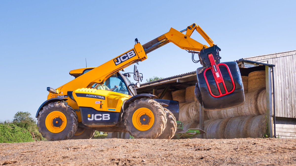 JCBagriculture's tweet photo. Pick up and drop off. The #JCB 538-60 AGRIXTRA Loadall carrying wrapped bales at Hay Team’s farm. Discover more: https://t.co/zYK5Y4qdCA. #TelehandlerTuesday #JCBmoment https://t.co/EXaf2KDqLh
