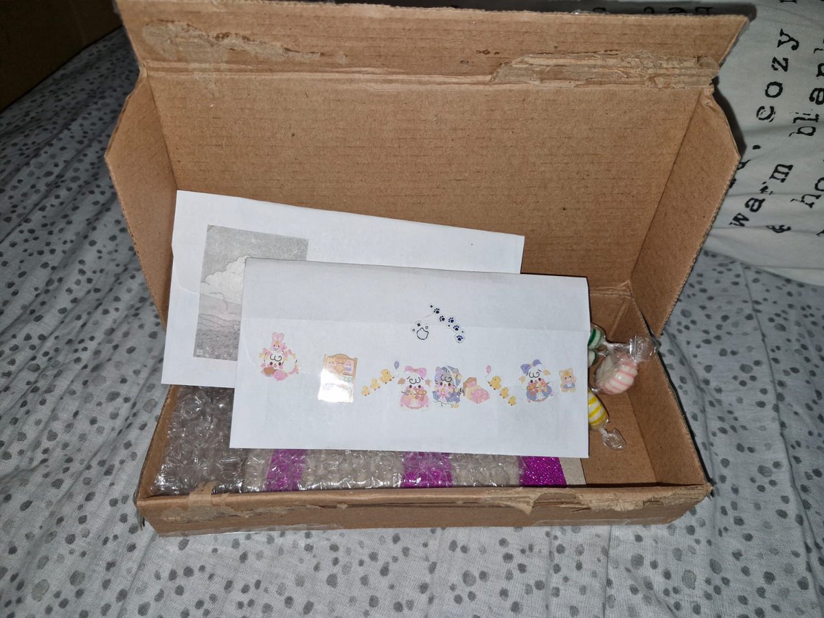 untiltheLeeKnow's tweet photo. Feedback mais que positivo pra @mandiezone que teve toda paciência pra me ajudar a fazer surpresa pra minha best antes de fazer esse post. Mandou docinho e cartão de aniversário de brinde, tudo bem embaladinho e bonitinho. Simplesmente uma querida 🥰☺ https://t.co/RlHj3j10mX