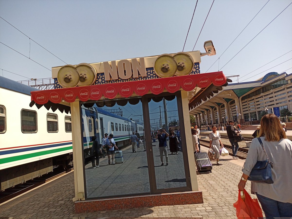 obuchi_'s tweet photo. サマルカンドの駅そばは、ナン（パン）でした。 https://t.co/tiobPmnmOx