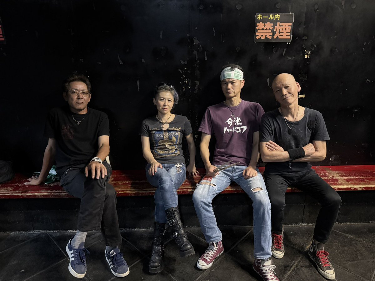 メンバーの家庭の事情でお休みしておりましたが無事活動再開しております！
次回ライブは11/17(日)伊勢BARRETにて！
みなさまにお会いできること楽しみにしております！
ぜひ遊びに来てください！！