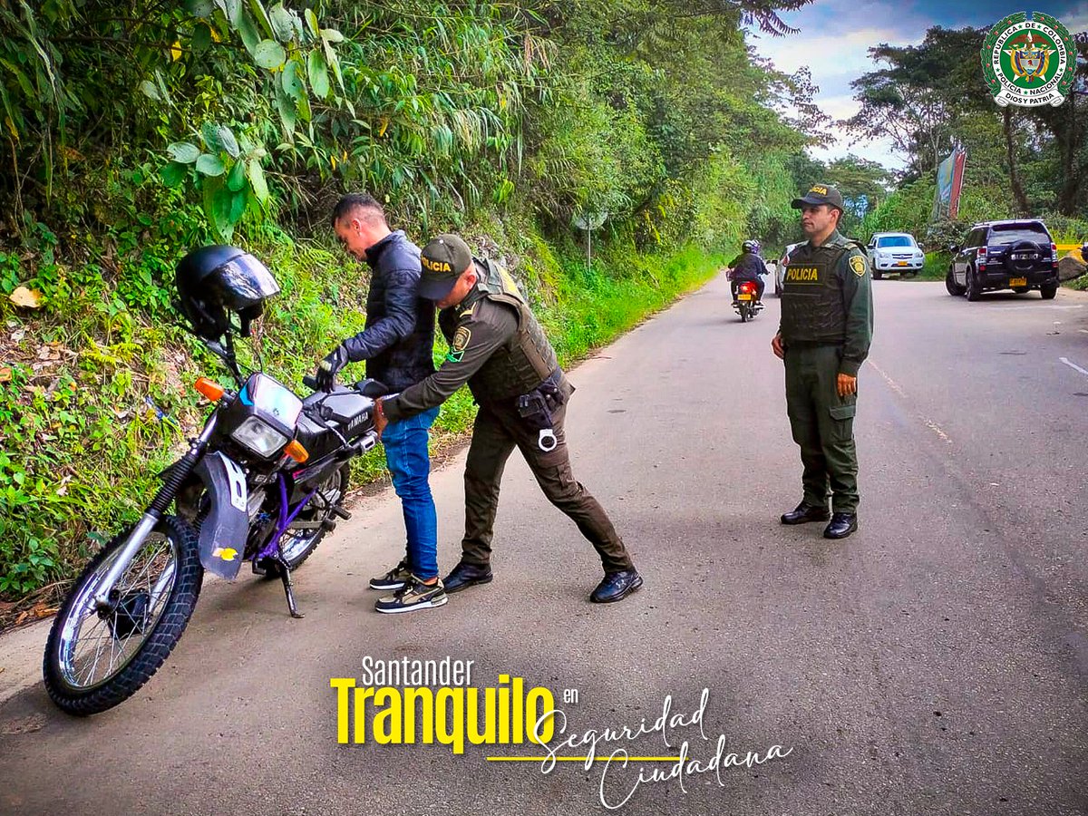PoliciaStander's tweet photo. #Ocamonte | 👮🏻‍♂️🚔🚨Nuestros uniformados realizan actividades de registro y control para garantizar la seguridad de la comunidad. #SantanderTranquiloEnSeguridadCiudadana https://t.co/xstCJ6htDo