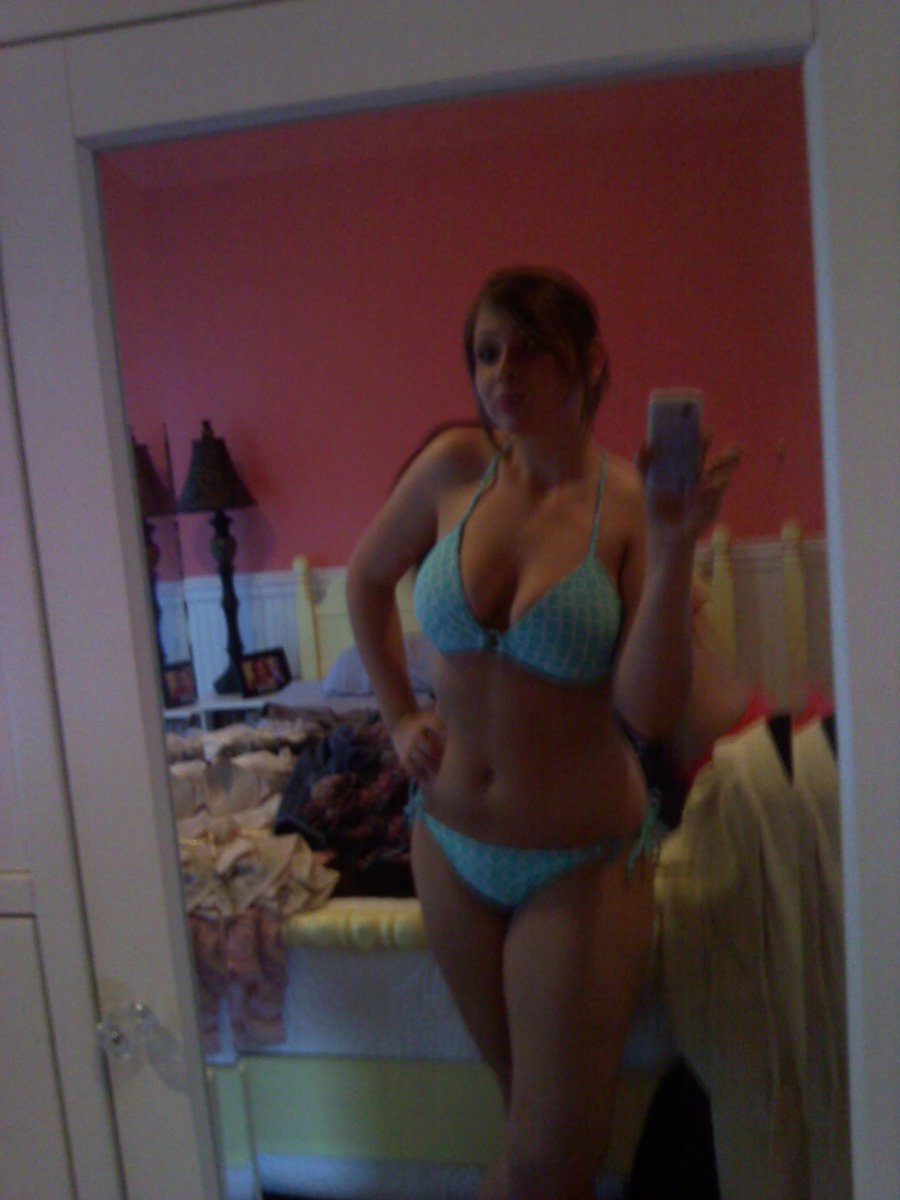PlanqV's tweet photo. Plan Q https://t.co/YwBtnExaP9 pour me rejoindre et me prendre par devant et par derrière #RT pour ma grosse poitrine 🍒 https://t.co/8b33Qu4LKR