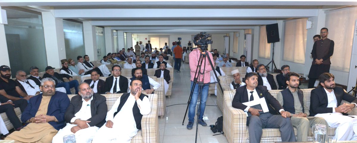 دستورِمدینہ کے فراہم کردہ آئینی اُصول آج کی جدید ریاستوں کے لیے ایک مثالی نمونہ ہیں، اور دستورِمدینہ کو دنیا کا پہلا تحریری آئین ثابت کرتے ہیں۔
پشاور ہائی کورٹ میں "دستورِمدینہ اورفلاحی ریاست کاتصور" کے عنوان سے منعقدہ سیمینار میں خطاب
#PeshawarHighCourt #ConstitutionOfMedina