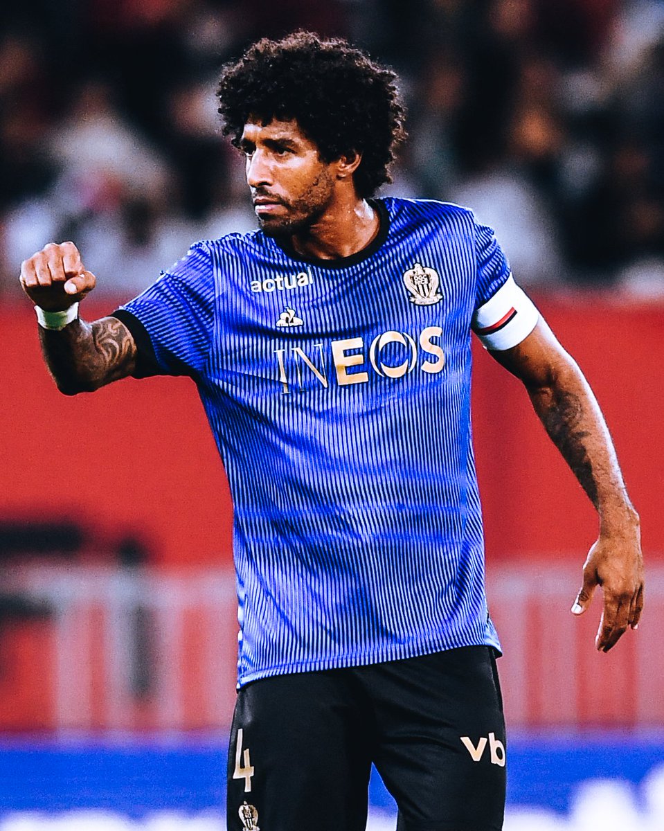 41 anos de excelência, há 20 anos desfilando categoria pelos gramados franceses.

Feliz aniversário para uma verdadeira lenda, Dante! 🎉