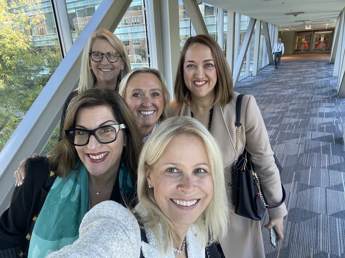 Love these random encounters w/ some of my favorite eye divas! ⁦<a href="/zacdenning1/">Zac Denning</a>⁩ ⁦<a href="/aao_ophth/">AAO</a>⁩ ⁦<a href="/NicoleFramMD/">Nicole Fram</a>⁩