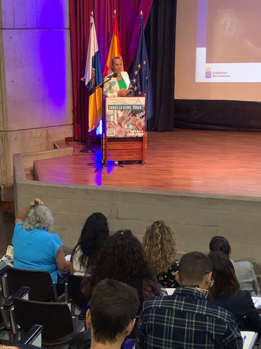 claveaoficial's tweet photo. 🟩🟩 JORNADAS CLAVE A TENERIFE
Acaba la tercera sesión para los participantes en las jornadas formativas organizadas por @claveaoficial en el @ieslalaboral. A partir de las 16.30 horas arrancamos con la cuarta sesión con la presencia de estos ponentes: https://t.co/NZ7nAI57G5