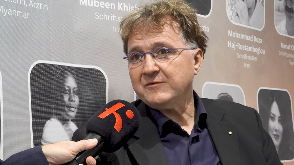 Mit meinem Video-Interview-Magazin "Buchprüfung" bin ich heute auf der Frankfurter Buchmesse. Am Stand des PEN-Zentrum Deutschland habe ich mit Generalsekretär Michael Landgraf über das 100-jährige Bestehen der Schriftsteller/innen-Vereinigung gesprochen:

youtu.be/kCL61YYGF3c?si…