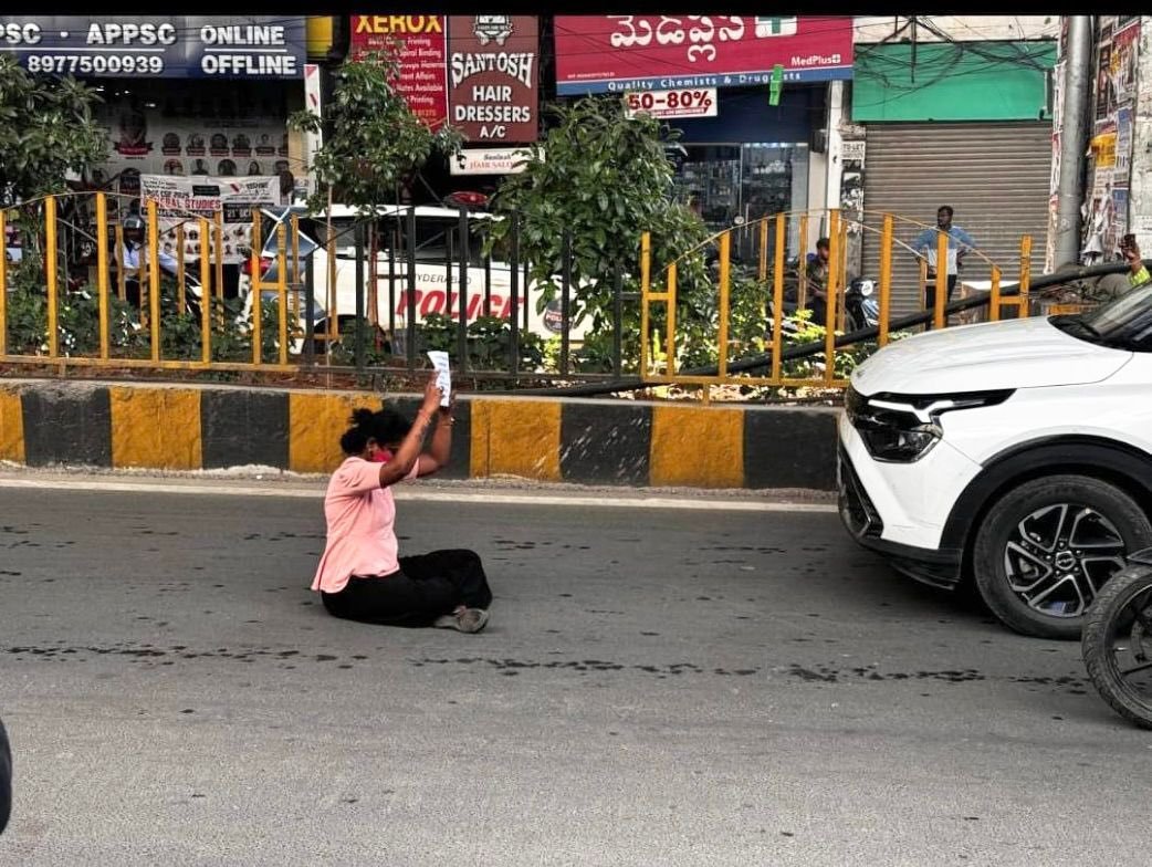 TelanganaFirst_'s tweet photo. The Powerful picture on internet today 🔥

#Group1Aspirants #Telangana https://t.co/X3TKBXe1NL