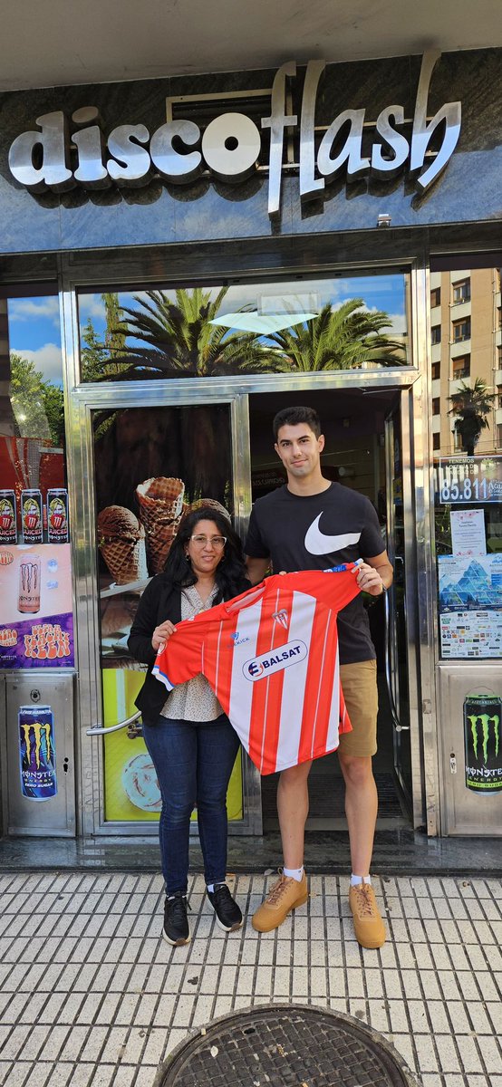 lentregu_cf's tweet photo. Turno para agradecer su colaboración con nosotros a Disco Flash, que siempre nos ayuda desde hace temporadas. Se pasó @chriismoraan como agradecimiento por su colaboración.
¡Muchas gracias por vuestra colaboración una temporada más!
!Puxa el pueblo entreguín y sus comercios! https://t.co/sTMo5W5o3J