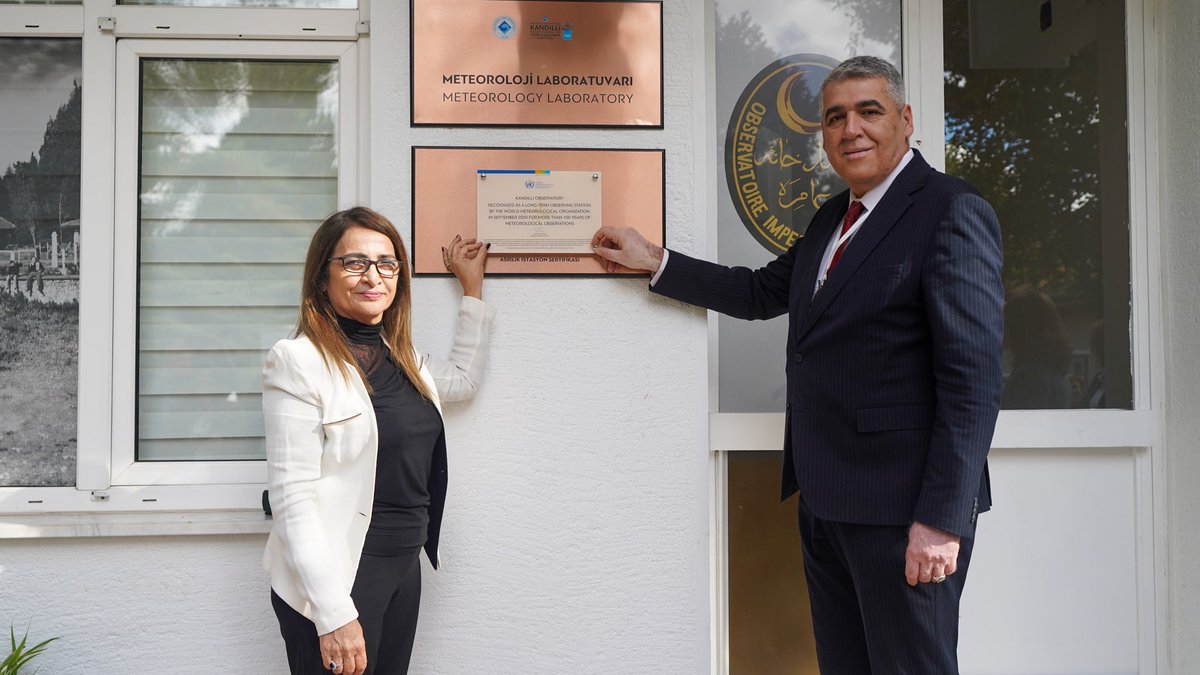 UniBogazici's tweet image. Kandilli Rasathanesi Meteoroloji Laboratuvarı&apos;na “Asırlık İstasyon Sertifikası” törenle asıldı.

Boğaziçi Üniversitesi Kandilli Rasathanesi ve Deprem Araştırma Enstitüsü (KRDAE) Meteoroloji Laboratuvarı&apos;na 2020&apos;de Dünya Meteoroloji Örgütünce verilen &quot;Asırlık İstasyon…
