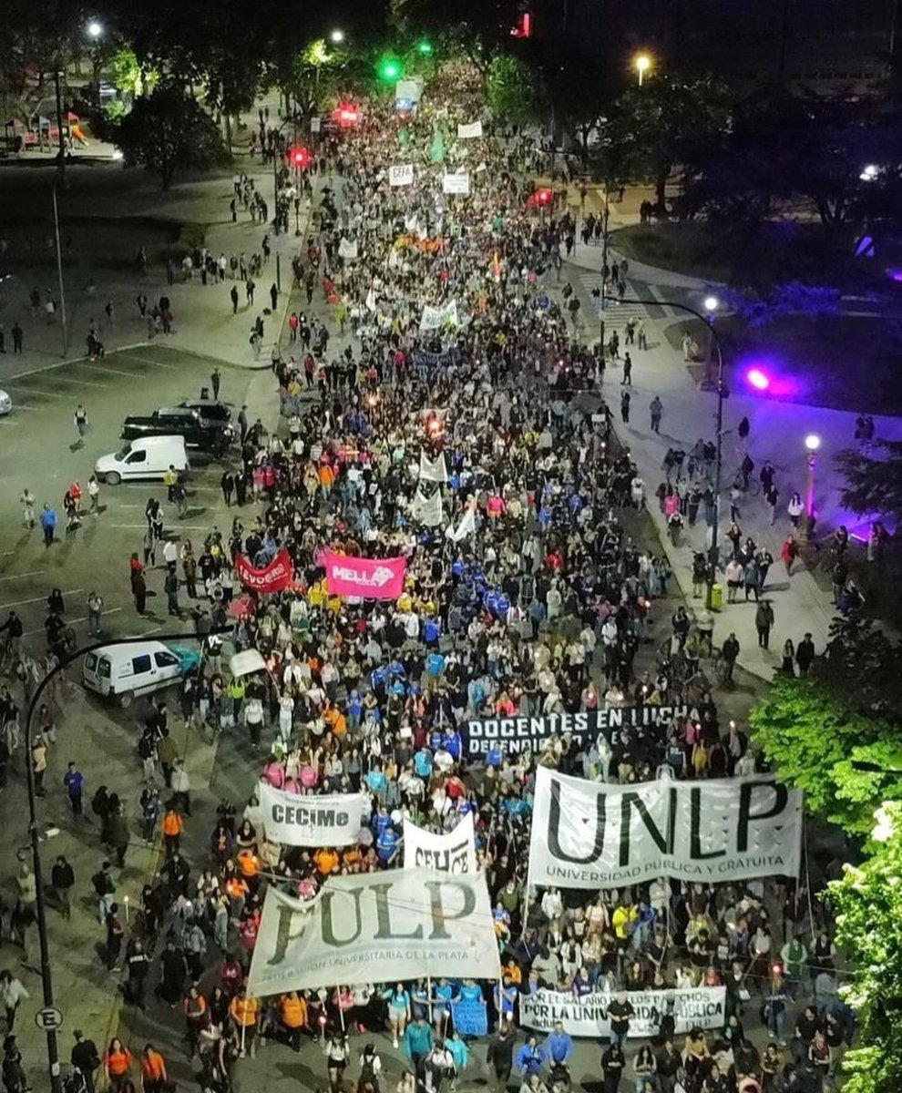 universidata's tweet photo. AIRE @RArchuby sec. gral. #atulp 
Marcha de antorchas en La Plata, y el Estudiantazo que lucha en todo el país
#ContactoUniversitarioAM 1390 @radioulaplata @unlp https://t.co/GtGgvIpcKt nos ves y nos escuchas en https://t.co/tPZdUYArF5 https://t.co/x7lYh5knuj