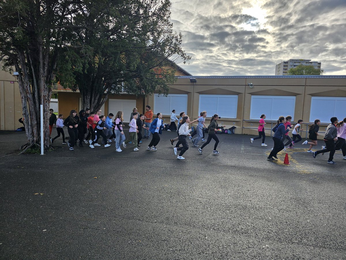 CollegeWeyer's tweet photo. Course parrainée, circuit training,sports collectifs,activités bien-être, langage insultes et poids des mots, EMI @EMI_Clermont EVAS,....Compétences psychosociales
Toutes les classes! tous les personnels!
Bravo et merci à tous !!! https://t.co/sNKW5A0WFm
