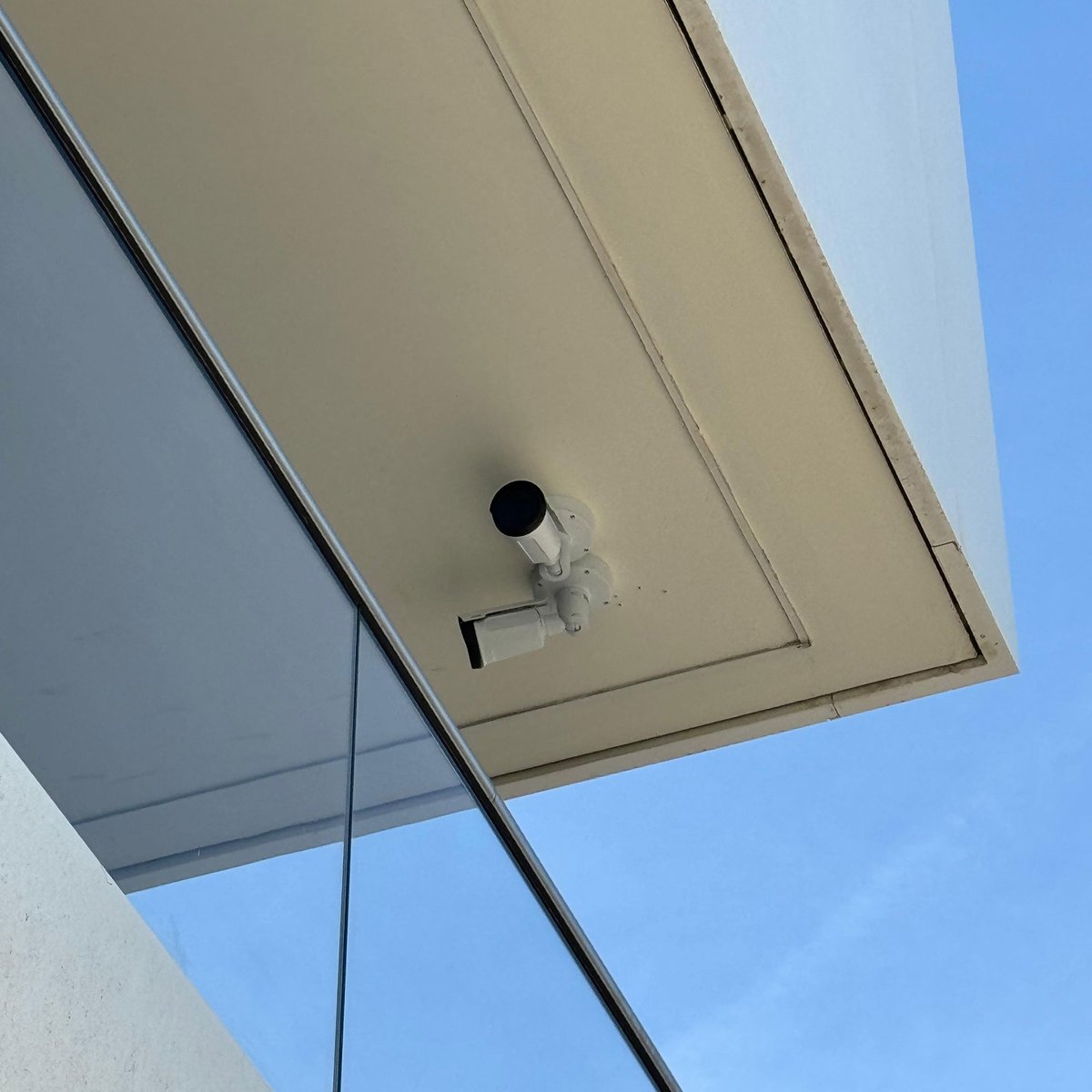 segurisur's tweet photo. Una imagen vale más que 1000 palabras, aquí os mostramos una parte de una instalación. Cuando hablamos de seguridad, hablamos de "seguridad de verdad". Un sistema de alarma con vídeo análisis  y un sin fin de elementos conectados entre sí.

https://t.co/ql7vn9Y69W https://t.co/SoRXWzZaC2