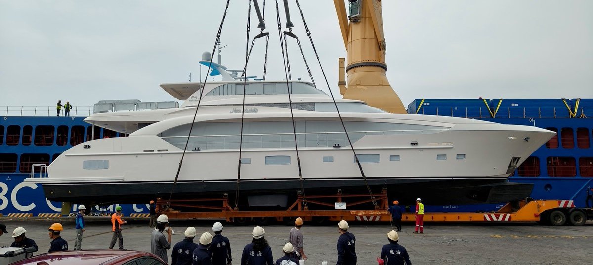HorizonYachtUSA's tweet photo. Two new Horizons on their way to their new owners! 🌍✨ The FD90 and RP122 are officially en route from Taiwan 🚢

#horizonyachts #RP122 #FD90 #yachtmanufacturers #CustomYachts #LuxuryYachts #YachtDesign #YachtBuilders #LuxuryBoats #ExclusiveYachts #defineyourhorizon #bebold https://t.co/mGfeJZ0owL