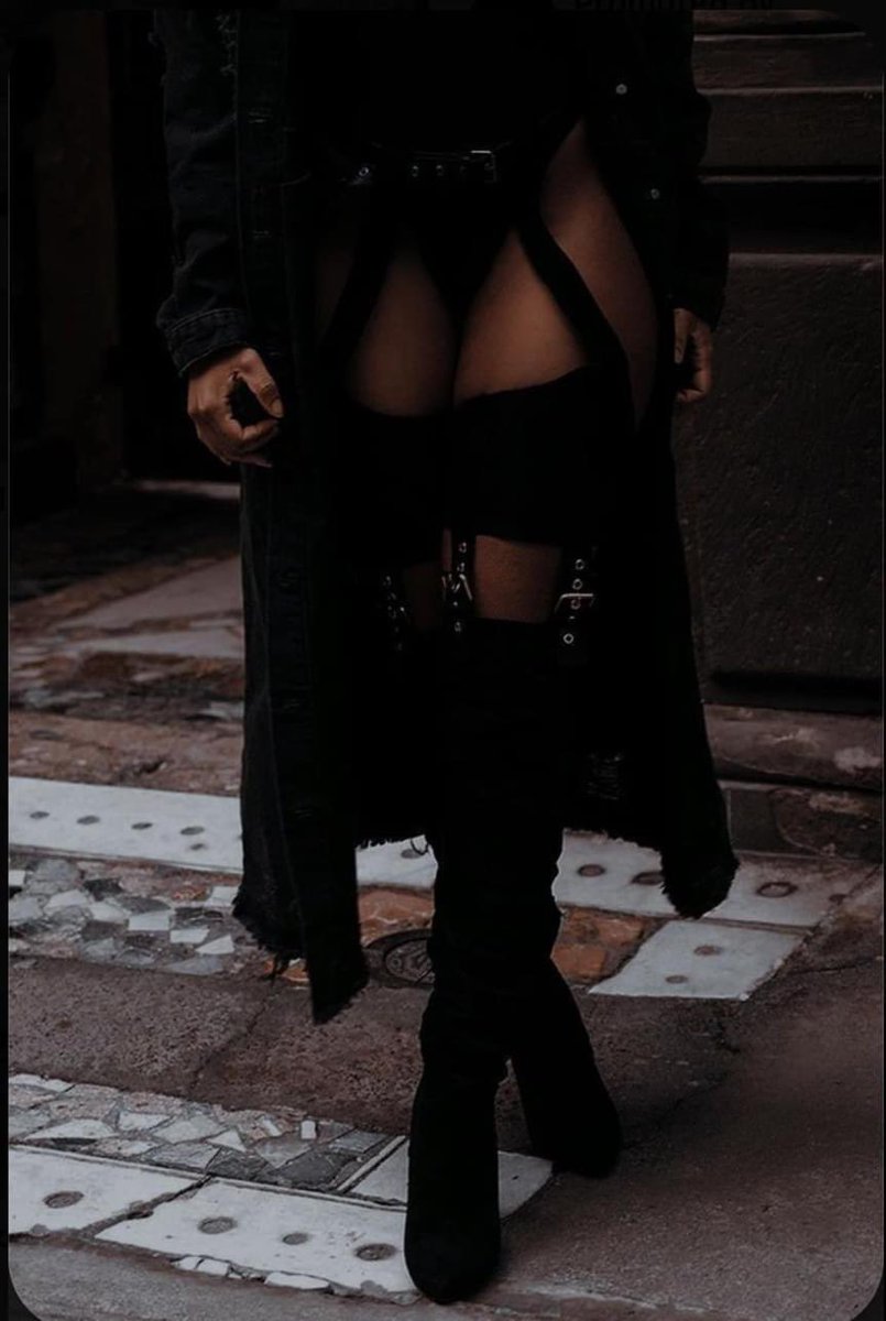 juliethardt's tweet photo. Can’t wait to pull up with lingerie under the trench coat🖤 https://t.co/JWu4NY9sDl