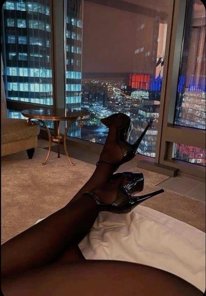 juliethardt's tweet photo. Can’t wait to pull up with lingerie under the trench coat🖤 https://t.co/JWu4NY9sDl