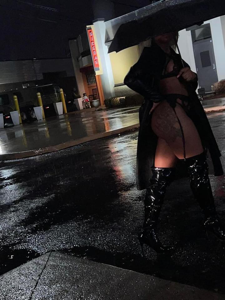 juliethardt's tweet photo. Can’t wait to pull up with lingerie under the trench coat🖤 https://t.co/JWu4NY9sDl